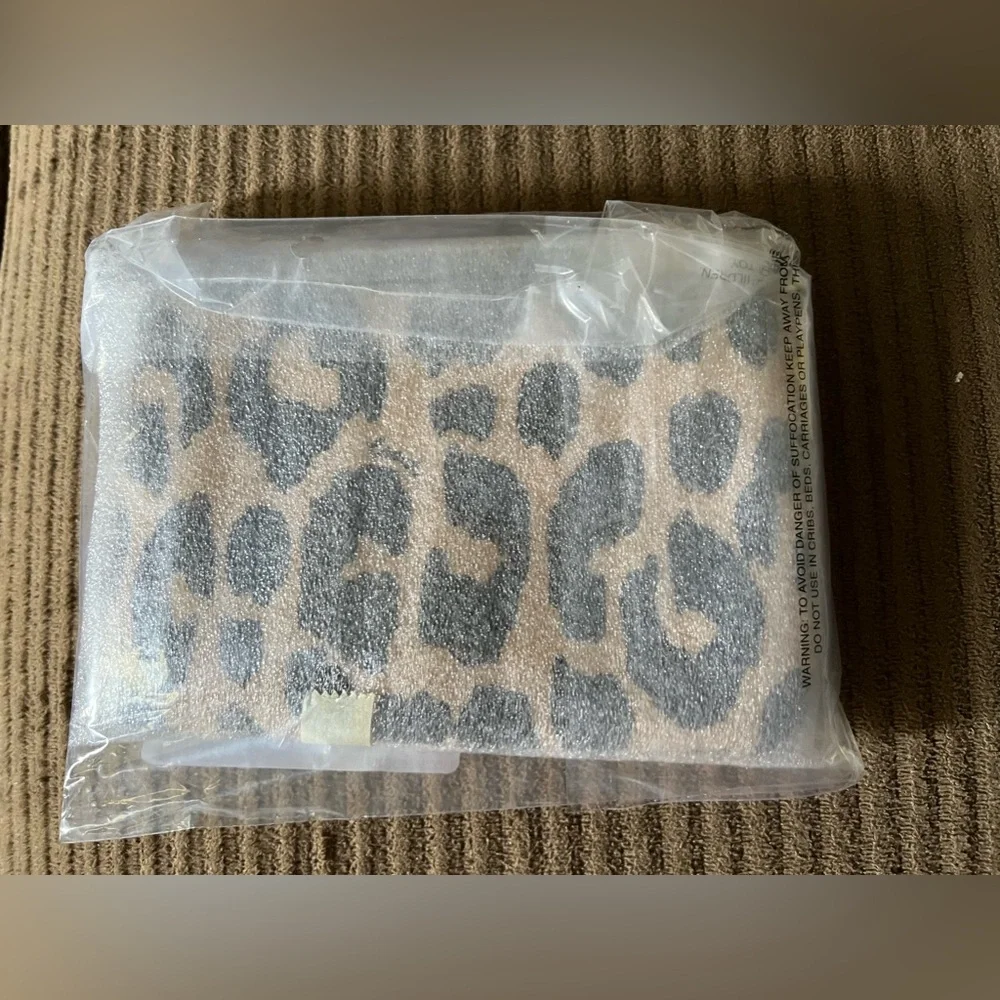 Coach Corner Zip Wristlet With Leopard Print nwt in packaging - Picture 5 of 5